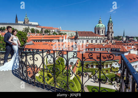 Asiatische Hochzeit in einem der schönsten Barockgärten in Prag, Vrtba Garten, Mala Strana, Tschechische Republik Schloss Menschen Europa Stockfoto