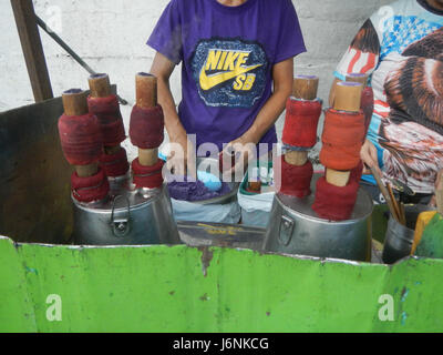 Dieser Titel bezieht sich auf die beliebten philippinischen Delikatessen, Reiskuchen (Puto und Bibingka), die in der Gegend von Poblacion in Mandaluyong City häufig zu finden sind. Diese Leckereien werden aus Reismehl hergestellt und werden oft während lokaler Feste und Feiern genossen. Stockfoto