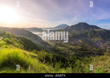 Sonnenaufgang über der Caldera des Vulkans Batur auf Bali, Indonesien. Stockfoto