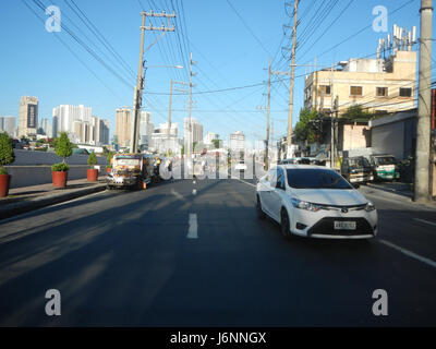 Dieser Eintrag bezieht sich auf die J. P. Rizal Avenue, eine Hauptstraße in Makati City, Philippinen. Es verbindet verschiedene Stadtteile wie Guadalupe Viejo und Guadalupe Nuevo, benannt nach dem Nationalhelden JosÃ Rizal. Stockfoto