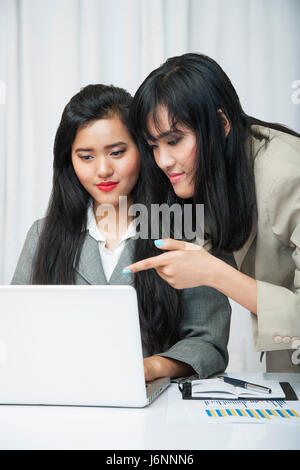 Portraitbild von Geschäftsfrauen Assistenten arbeiten vor Laptop im Büro Stockfoto