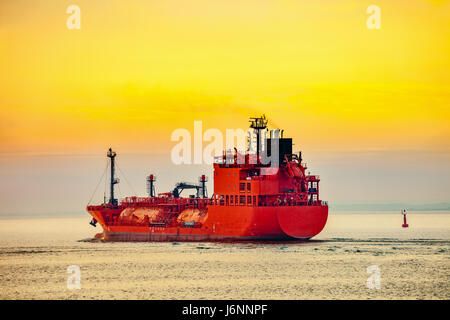 Seascape - LPG-Tanker Schiff bei Sonnenaufgang. Stockfoto