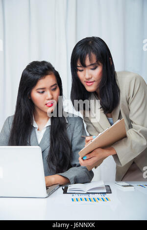 Portraitbild von Geschäftsfrauen Assistenten arbeiten vor Laptop im Büro Stockfoto