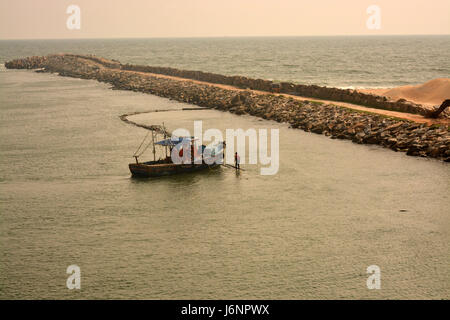 Muthala Pozhi Hafen - Perumathura Strand - Reinigung Boot - thiruvananthapuram Stockfoto