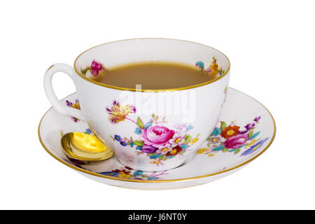 Vintage Porzellan Teetasse und Untertasse mit Tee isoliert auf weiss. Stockfoto