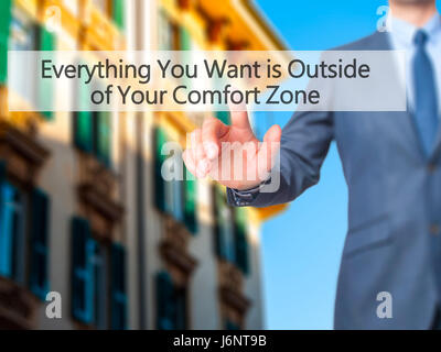 Alles, was Sie wollen ist außerhalb von Your Comfort Zone - Geschäftsmann Hand Drücken des Knopfes am Touch-Screen-Oberfläche. Wirtschaft, Technologie, Internet conce Stockfoto