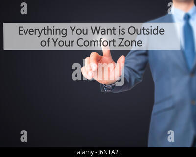 Alles, was Sie wollen ist außerhalb von Your Comfort Zone - Geschäftsmann Hand Drücken des Knopfes am Touch-Screen-Oberfläche. Wirtschaft, Technologie, Internet conce Stockfoto