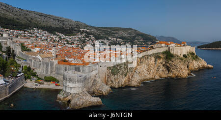 Ein mehrere Bild-Panorama gefangen an einem Frühling Nachmittag der Altstadt Dubrovniks, eingehüllt in den alten Mauern.  Diese stammen von Fort Lovrij Stockfoto