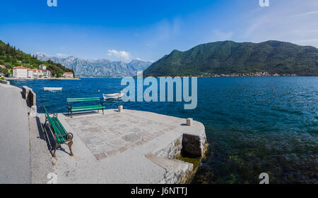 Mehrere Panorama Bild aufgenommen am Kai in der historischen Stadt von Perast in der Bucht von Kotor, Montenegro, späten Frühling Nachmittag. Stockfoto