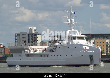 Spiel-Wechsler, kommt eine neu gebaute Yacht Unterstützung Schiff der Damen Shipyards Group auf der Themse in London im Rahmen einer Promotion-Tour. Stockfoto