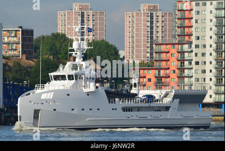 Spiel-Wechsler, kommt eine neu gebaute Yacht Unterstützung Schiff der Damen Shipyards Group auf der Themse in London im Rahmen einer Promotion-Tour. Stockfoto