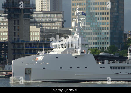 Spiel-Wechsler, kommt eine neu gebaute Yacht Unterstützung Schiff der Damen Shipyards Group auf der Themse in London im Rahmen einer Promotion-Tour. Stockfoto