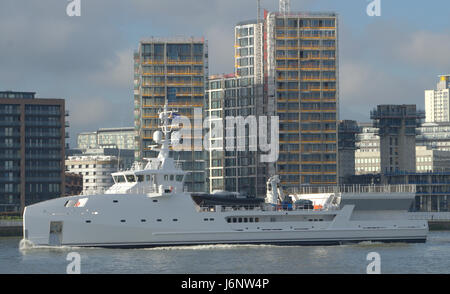 Spiel-Wechsler, kommt eine neu gebaute Yacht Unterstützung Schiff der Damen Shipyards Group auf der Themse in London im Rahmen einer Promotion-Tour. Stockfoto