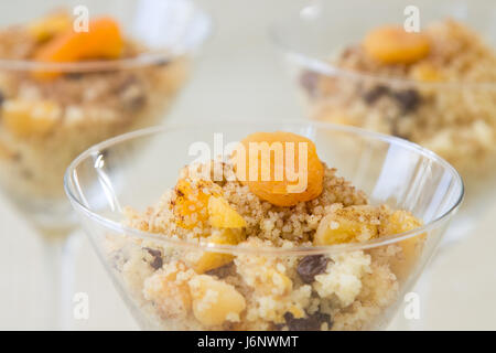 Obst Rosinen afrikanischen Aprikosen Rosinen Zimt Zimt Couscous essen Nahrungsmittel Stockfoto