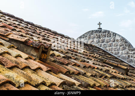 Eine typische Terrakotta geflieste Dachterrasse in der Altstadt von Dubrovnik von der Stadtmauer zu Beginn der Urlaubssaison 2017 erfasst.  Viele der Roo Stockfoto