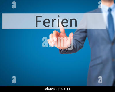 Ferien (Urlaub in deutscher Sprache) - Geschäftsmann Hand Drücken des Knopfes am Touch-Screen-Oberfläche. Wirtschaft, Technologie, Internet-Konzept. Stock Foto Stockfoto