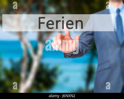 Ferien (Urlaub in deutscher Sprache) - Geschäftsmann Hand Drücken des Knopfes am Touch-Screen-Oberfläche. Wirtschaft, Technologie, Internet-Konzept. Stock Foto Stockfoto