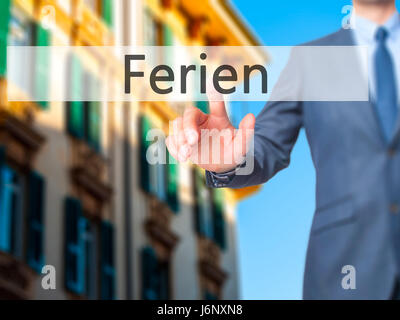 Ferien (Urlaub in deutscher Sprache) - Geschäftsmann Hand Drücken des Knopfes am Touch-Screen-Oberfläche. Wirtschaft, Technologie, Internet-Konzept. Stock Foto Stockfoto