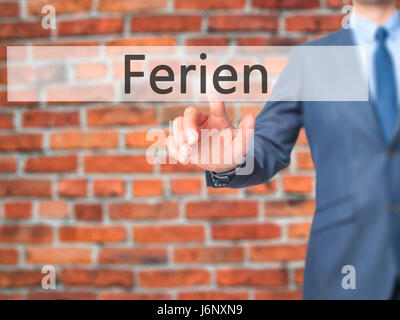 Ferien (Urlaub in deutscher Sprache) - Geschäftsmann Hand Drücken des Knopfes am Touch-Screen-Oberfläche. Wirtschaft, Technologie, Internet-Konzept. Stock Foto Stockfoto