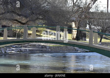 Brücke über unbeschwerte Gewässer Stockfoto