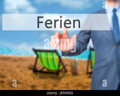 Ferien (Urlaub in deutscher Sprache) - Geschäftsmann Hand Drücken des Knopfes am Touch-Screen-Oberfläche. Wirtschaft, Technologie, Internet-Konzept. Stock Foto Stockfoto