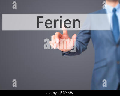 Ferien (Urlaub in deutscher Sprache) - Geschäftsmann Hand Drücken des Knopfes am Touch-Screen-Oberfläche. Wirtschaft, Technologie, Internet-Konzept. Stock Foto Stockfoto