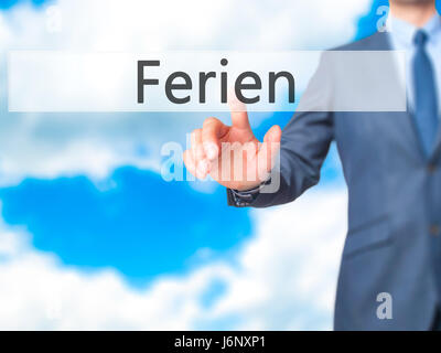 Ferien (Urlaub in deutscher Sprache) - Geschäftsmann Hand Drücken des Knopfes am Touch-Screen-Oberfläche. Wirtschaft, Technologie, Internet-Konzept. Stock Foto Stockfoto