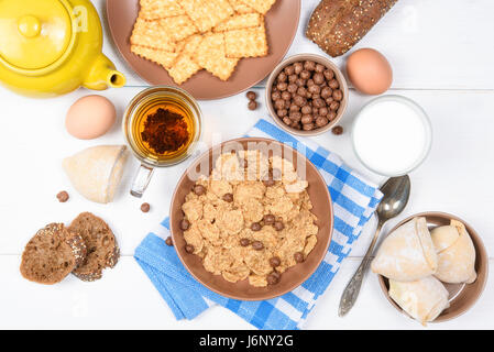 Draufsicht auf gesundes Frühstück. Hafer Müsli Müsli in Schüssel auf weißem Holz Hintergrund Stockfoto