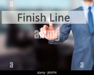 Finish Line - Geschäftsmann Hand Drücken des Knopfes am Touch-Screen-Oberfläche. Wirtschaft, Technologie, Internet-Konzept. Stock Foto Stockfoto