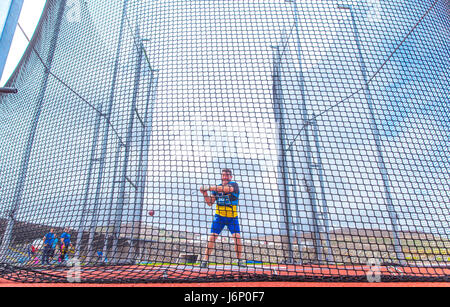 im mittleren Alter Mann warf den Hammer net Käfig in der CIAT Teneriffa Stockfoto