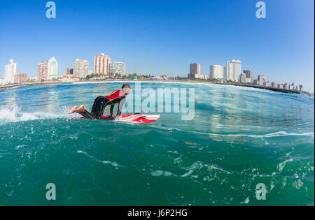 Rettungsschwimmer Surfen auf die Paddel Ski Closeup Wasser Rettungsaktion North Beach Durban Südafrika. Stockfoto