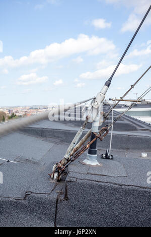 Eine Antenne ist ein Flachdach mit Eisen Kabel beigefügt Stockfoto