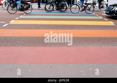 Utrecht, Niederlande - 4. August 2016: Rainbow Zebrastreifen in Utrecht mit dem Fahrrad durchqueren. Stockfoto