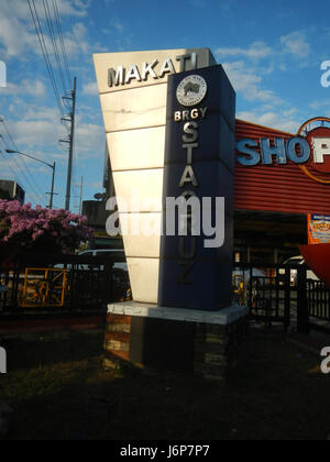 Dieser Eintrag bezieht sich auf verschiedene Baranggays in Makati City, Philippinen, darunter Santa Cruz, San Antonio und Vito Cruz, sowie kommerzielle Sehenswürdigkeiten wie Shopwise und Chino Roces. Diese Gebiete tragen zur Wirtschafts- und Wohnlandschaft der Stadt bei. Stockfoto