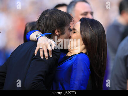 Chelsea-Trainer Antonio Conte (links) erhält einen Kuss von seiner Frau Elisabetta Muscarello nach der Premier League an der Stamford Bridge, London übereinstimmen. Stockfoto