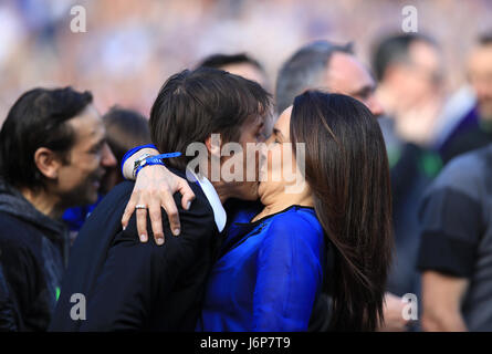 Chelsea-Trainer Antonio Conte erhält einen Kuss von seiner Frau Elisabetta Muscarello während der Premier-League-Spiel an der Stamford Bridge, London. Stockfoto