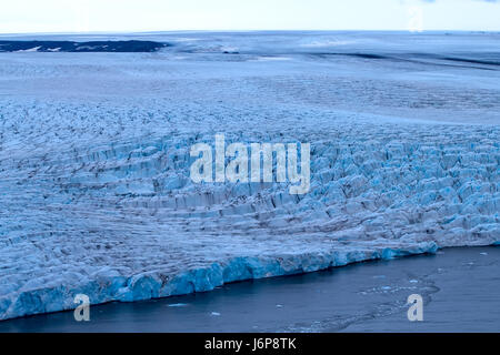 Raue Gletscher der Arktis. Live Gletscher: Nunatak, Gletscher und Spuren der Denudation. Nowaja Semlja-Archipel, Nordinsel. Blick vom Hubschrauber Stockfoto