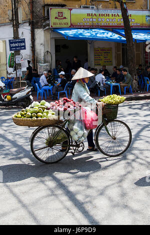 HANOI, VIETNAM - 17. Februar 2017: Unbekannte Leute auf der Straße von Hanoi, Vietnam. Hanoi ist die Hauptstadt von Vietnam und haben mehr als 7,5 Millionen ci Stockfoto