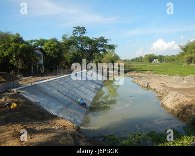 09509 Flood Control Cut-off Kanalisierung Deich Böschung Blatt Haufen an, Pampanga 07 Stockfoto