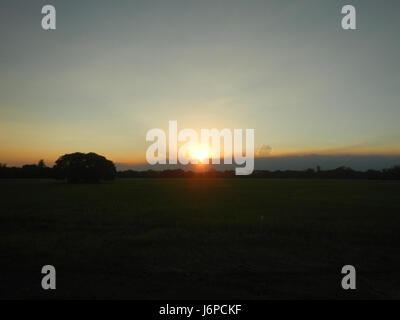 Dieses Bild oder Dokument bezieht sich auf Sonnenuntergänge von der Straße 27 in San Rafael, Bulacan, Philippinen. Die Szene fängt wahrscheinlich eine natürliche Landschaft mit Schwerpunkt auf der Schönheit der untergehenden Sonne ein. Stockfoto