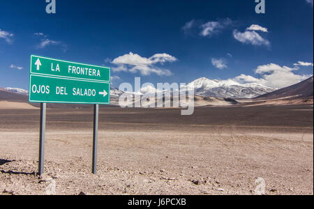 Straßenschild in der Nähe von Vulkan Ojos Del Salado in chile Stockfoto