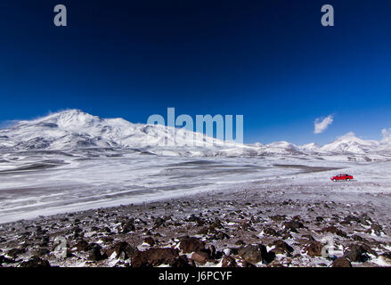 rotes Auto in der Nähe von Vulkan Ojos Del Salado in chile Stockfoto