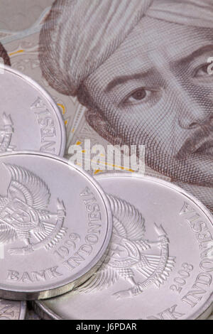 Detail der verschiedene indonesische Rupiah-Münzen auf dem Tisch. Stockfoto