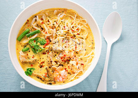 Gegrilltes Huhn & King prawn laksa Stockfoto