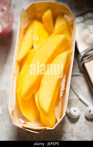 Scheiben von Mango und multivitamin Drink - gesundes Frühstück Stockfoto