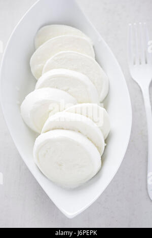 Mozzarella auf weißen Teller Stockfoto