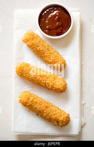 Gebratener Mozzarella-Sticks mit Tomaten-dip Stockfoto