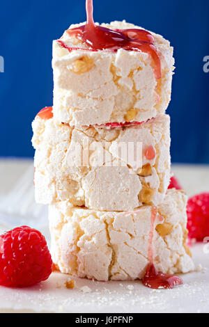 Himbeer-Baiser-roulade Stockfoto