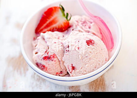 Erdbeer Sahne Eis in Schüssel weiß Stockfoto