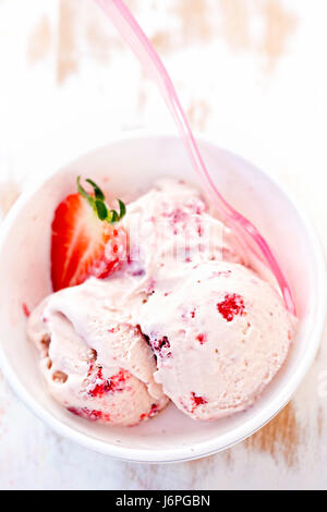 Erdbeer Sahne Eis in Schüssel weiß Stockfoto